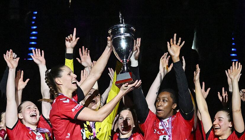 Erfolgsverwöhnt: In der vergangenen Saison gewann die HB Ludwigsburg um Xenia Smits (mit Pokal) den DHB-Pokal und die Meisterschaft. Nun droht dem Verein das Aus. Erfolgsverwöhnt: In der vergangenen Saison gewann die HB Ludwigsburg um Xenia Smits (mit Pokal) den DHB-Pokal und die Meisterschaft. Nun droht dem Verein das Aus.