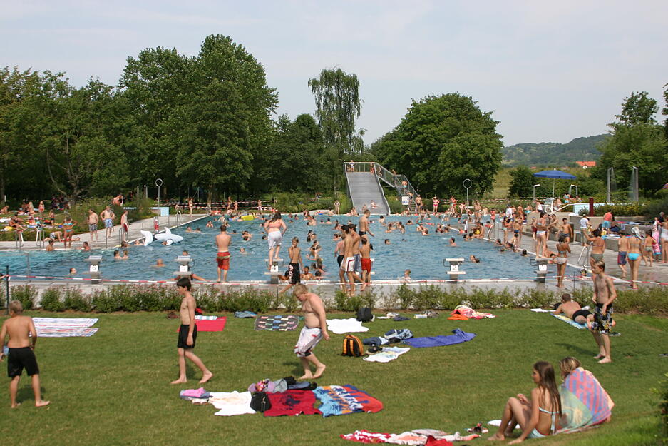 2006: Großer Andrang herrscht im Freibad in Obersulm-Affaltrach.