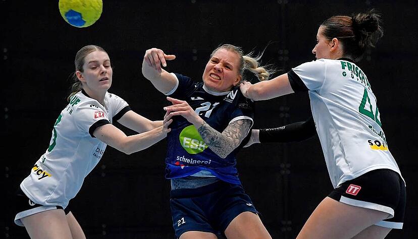 Elf Tore und eine makellose Siebenmeter-Bilanz: Sophie Lütke (M.) war gegen Frisch Auf Göppingen einmal mehr treffsicherste Neckarsulmer Spielerin.