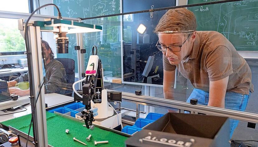 Die KI sortiert Schrauben: Der wissenschaftliche Mitarbeiter Chris Jung beobachtet eine Anwendung zu Künstlicher Intelligenz. Die KI sortiert Schrauben: Der wissenschaftliche Mitarbeiter Chris Jung beobachtet eine Anwendung zu Künstlicher Intelligenz.