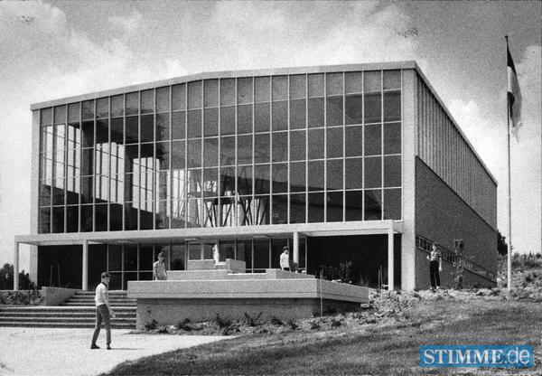 1971 - Das Hallenbad ist zweckmäßig aus Fertigteilen gebaut, wie sie auch für Industriebauten verwendet werden