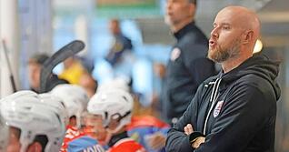 Trainer Niko Eronen (rechts) testet mit den Heilbronner Falken erst beim DEL2-Club Bad Nauheim und empfängt dann den Ligakonkurrenten Peiting.
Foto: Ralf Seidel Trainer Niko Eronen (rechts) testet mit den Heilbronner Falken erst beim DEL2-Club Bad Nauheim und empfängt dann den Ligakonkurrenten Peiting.
Foto: Ralf Seidel