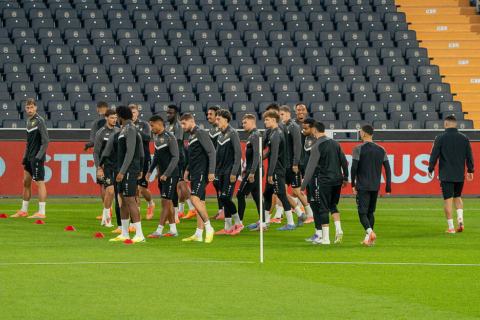 Die lockere Trainingseinheit des VfB Stuttgart fand am späten Nachmittag am Mittwoch statt. Das Spiel wird am Donnerstag um 18.45 Uhr angepfiffen.