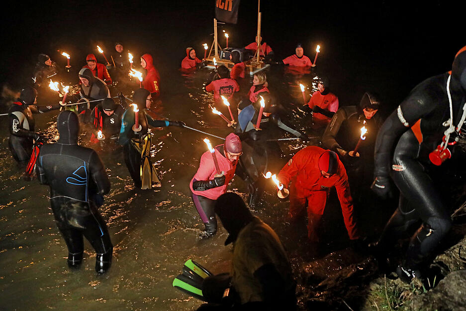 DLRG Fackelschwimmen in Möckmühler Jagst DLRG Fackelschwimmen in Möckmühler Jagst