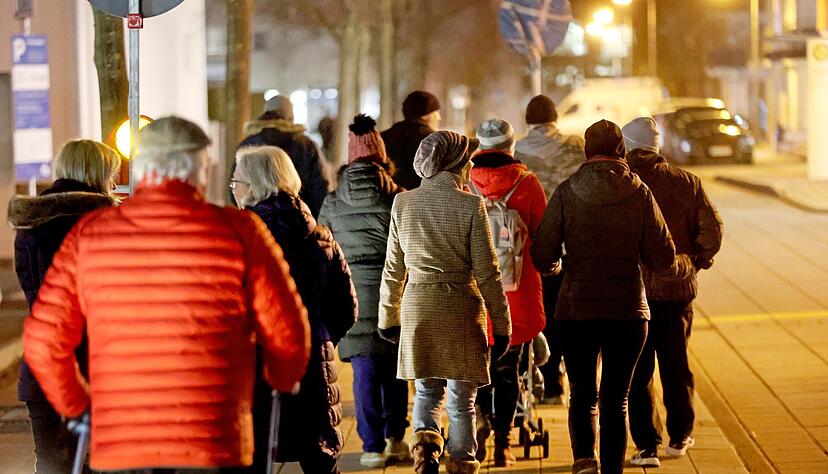 In Bad Friedrichshall-Kochendorf treffen sich jetzt − eigenen Angaben zufolge als Reaktion auf die starke Polizeipräsenz am Montag − täglich Menschen zum sogenannten Spaziergang gegen die Corona-Politik am Rathaus; hier am Mittwoch. In Bad Friedrichshall-Kochendorf treffen sich jetzt − eigenen Angaben zufolge als Reaktion auf die starke Polizeipräsenz am Montag − täglich Menschen zum sogenannten Spaziergang gegen die Corona-Politik am Rathaus; hier am Mittwoch.
