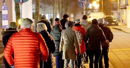 In Bad Friedrichshall-Kochendorf treffen sich jetzt &minus; eigenen Angaben zufolge als Reaktion auf die starke Polizeipräsenz am Montag &minus; täglich Menschen zum sogenannten Spaziergang gegen die Corona-Politik am Rathaus; hier am Mittwoch.
Foto: Ralf Seidel