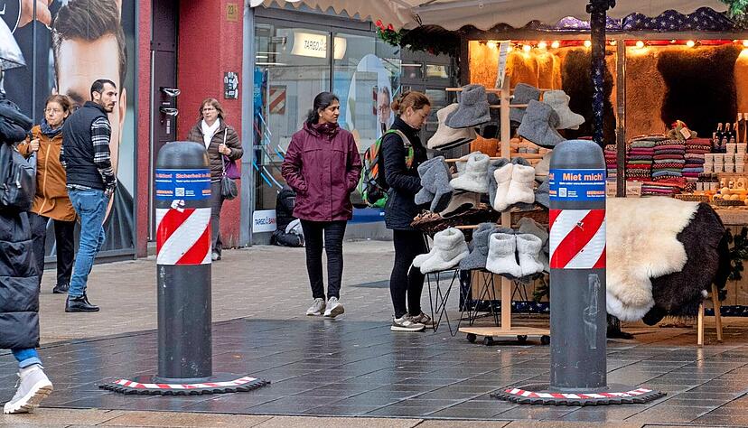 Seit diesem Jahr sind in Heilbronn neue Sicherheitspoller aufgestellt. Werden sie von einem Fahrzeug umgefahren, verkeilen sie sich und machen somit eine Weiterfahrt unmöglich.
Foto: Mario Berger Seit diesem Jahr sind in Heilbronn neue Sicherheitspoller aufgestellt. Werden sie von einem Fahrzeug umgefahren, verkeilen sie sich und machen somit eine Weiterfahrt unmöglich.
Foto: Mario Berger