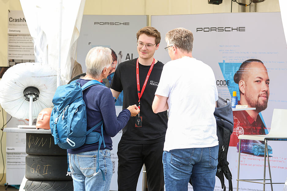 Zu den Ausstellern des KI-Festivals zählen das Fraunhofer Institut, die Duale Hochschule Baden-Württemberg (DHBW), die AIM, der KI-Bundesverband, Porsche, Audi oder die Polizei Baden-Württemberg.