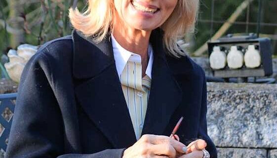 Maylin Pospiech hat einen braunen Patent-Cardigan in Arbeit.