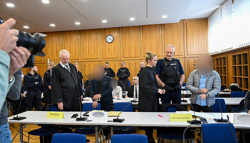 F&uuml;nf Angeklagte m&uuml;ssen sich vor dem Heilbronner Landgericht verantworten. Sie sollen bei theoretischen F&uuml;hrerscheinpr&uuml;fungen betrogen haben.