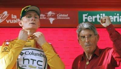 Ex-Radprofi Soler (r) ballt die Faust während Greipel das Gold-Trikot überstreift. Ex-Radprofi Soler (r) ballt die Faust während Greipel das Gold-Trikot überstreift.