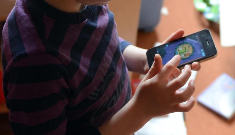 Nach Angaben von Augenärzten kann die übermäßige Nutzung von Smartphones bei Kindern zu mehr Kurzsichtigkeit führen.