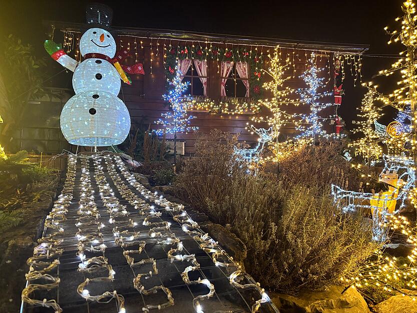 Die Stromkosten seien gar nicht so teuer wie man annehme. Pro Saison sei in ihrem Haus mit 50 bis 60 Euro für die Lichter zu rechnen. Sie lassen die Beleuchtung jeden Abend von 17 bis 23 Uhr laufen und im Normalfall die Dekoration bis zu den Heiligen Drei Königen stehen.