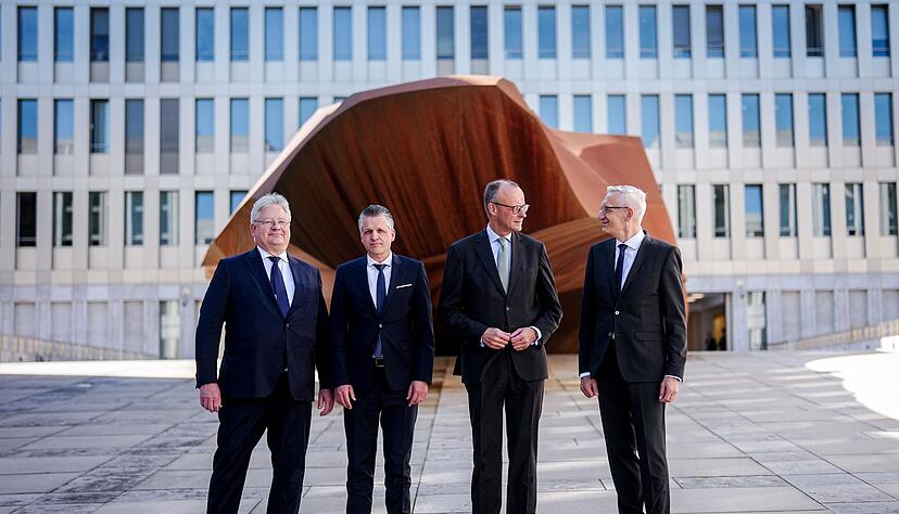 Kanzler Friedrich Merz (CDU) nimmt an der Amtseinführung des neuen BND-Präsidenten Martin Jäger (re) teil. Mit dabei sind auch dessen Vorgänger Bruno Kahl und Kanzleramtschef Thorsten Frei (l-r). Kanzler Friedrich Merz (CDU) nimmt an der Amtseinführung des neuen BND-Präsidenten Martin Jäger (re) teil. Mit dabei sind auch dessen Vorgänger Bruno Kahl und Kanzleramtschef Thorsten Frei (l-r).