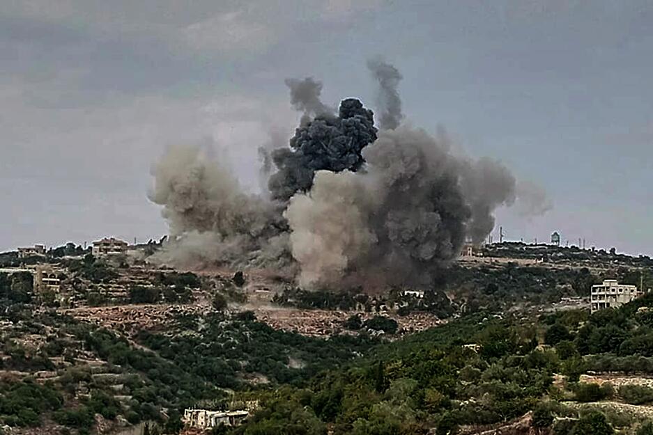 Rauch steigt auf nach einem israelischen Angriff mit Kampfhubschraubern auf ein Dorf im Südlibanon.
