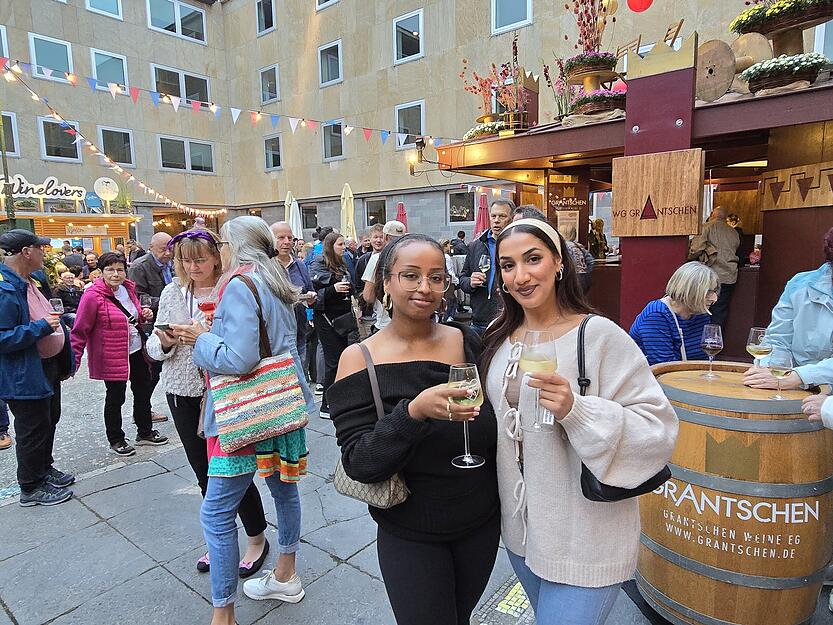 Viele Heilbronner und Auswärtige strömten am Dienstagabend auf das Weindorf am Marktplatz.