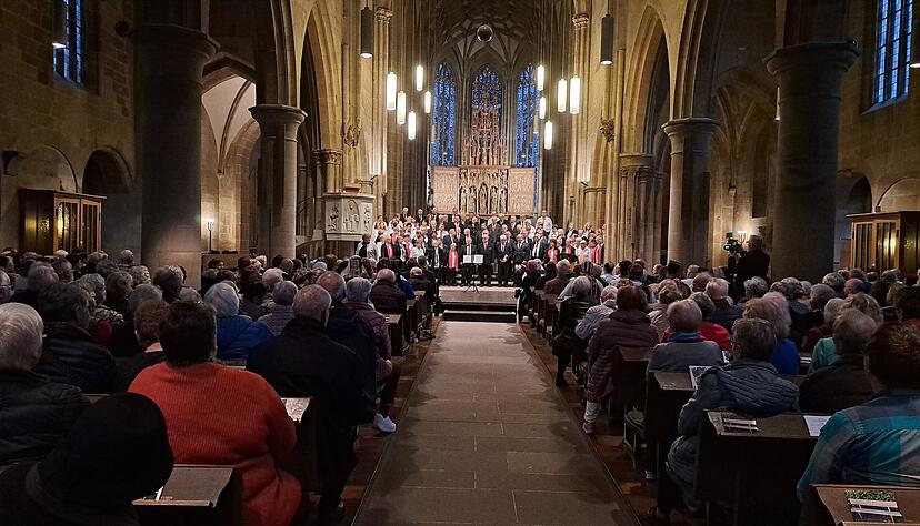 96 Sängerinnen und Sänger von Siebenbürger Sächsischen Chören aus ganz Baden-Württemberg haben sich zusammengeschlossen, um den Festakt musikalisch zu begleiten.