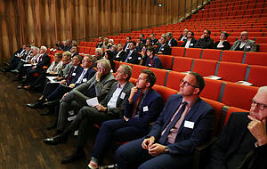 Die Veranstaltung der Bürgerinitiative pro Region zur Flächennutzung fand am Freitagabend in Carmen-Würth-Forum in Künzelsau statt. Die Veranstaltung der Bürgerinitiative pro Region zur Flächennutzung fand am Freitagabend in Carmen-Würth-Forum in Künzelsau statt.