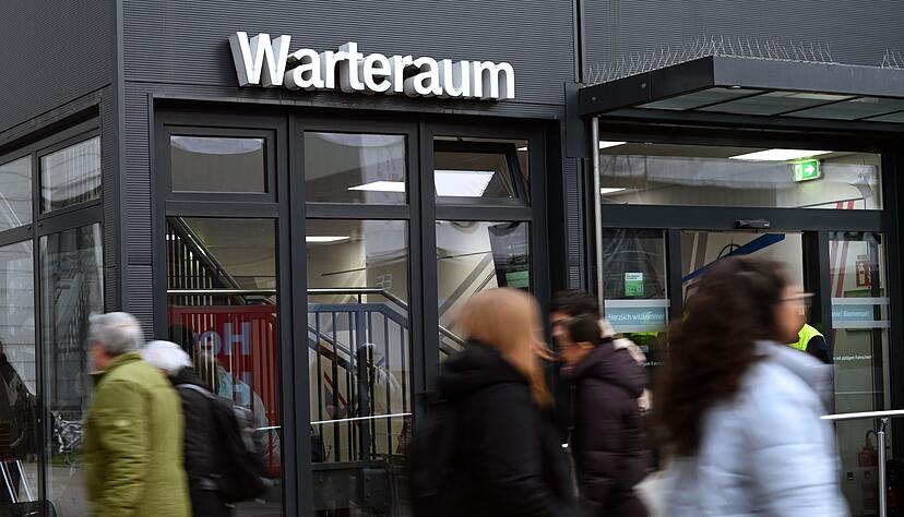 In einem Warteraum am Stuttgarter Bahnhof soll der mutma&szlig;liche Angreifer auf Reisende eingestochen haben.