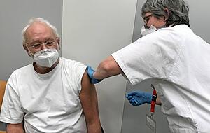 Dr. Andreas Koch bleibt wie seine 59 Kollegen vom Hohenloher Krankenhaus, die am Freitag geimpft wurden, beim Anblick von Spritzen gelassen. Fotos: Yvonne Tscherwitschke Dr. Andreas Koch bleibt wie seine 59 Kollegen vom Hohenloher Krankenhaus, die am Freitag geimpft wurden, beim Anblick von Spritzen gelassen. Fotos: Yvonne Tscherwitschke