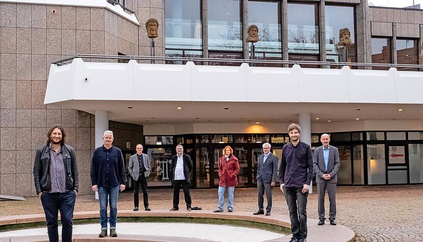 Drei Autoren, fünf Juroren: Ian de Toffoli (links), Heiko Buhr und Mario Wurmitzer. Im Hintergrund von links: Theaterintendant Axel Vornam, Festivalleiter Andreas Frane, Alexandra Reichenbach, Professorin für Psychologie und Informatik, Wissenschaftsjournalist Wolfgang Hess, Experimenta-Geschäftsführer Wolfgang Hansch.
Foto: Tina Schulze Drei Autoren, fünf Juroren: Ian de Toffoli (links), Heiko Buhr und Mario Wurmitzer. Im Hintergrund von links: Theaterintendant Axel Vornam, Festivalleiter Andreas Frane, Alexandra Reichenbach, Professorin für Psychologie und Informatik, Wissenschaftsjournalist Wolfgang Hess, Experimenta-Geschäftsführer Wolfgang Hansch.
Foto: Tina Schulze