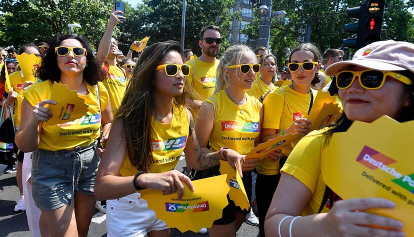Ganz in Gelb: Teilnehmerinnen der CSD-Parade. Ganz in Gelb: Teilnehmerinnen der CSD-Parade.