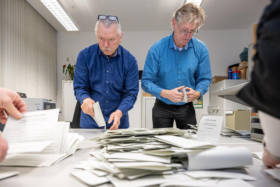 Helfer zählten die Stimmen bei der Bürgermeisterwahl in Massenbachhausen aus. Helfer zählten die Stimmen bei der Bürgermeisterwahl in Massenbachhausen aus.