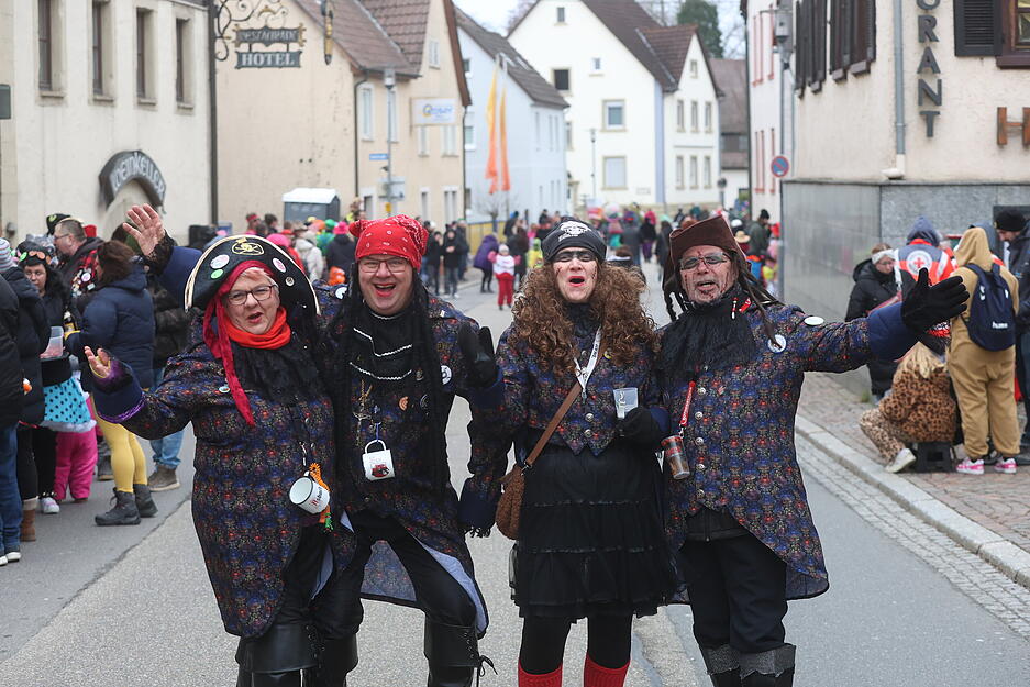 Zahlreiche Besucher feiern den Fasching entlang der Umzugsstrecke. Zahlreiche Besucher feiern den Fasching entlang der Umzugsstrecke.