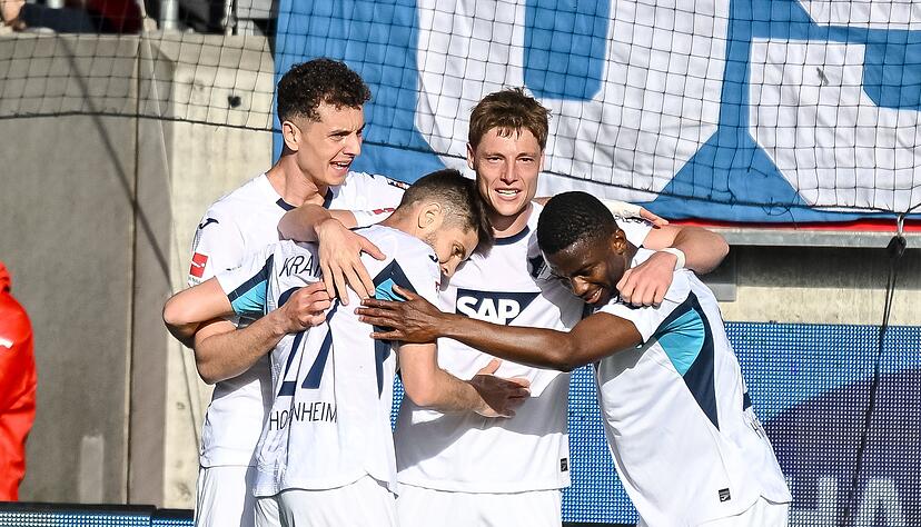 Torsch&uuml;tze Alexander Prass l&auml;sst sich von seinen Teamkollegen feiern.