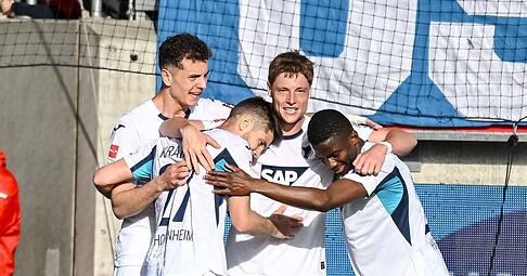 Torsch&uuml;tze Alexander Prass l&auml;sst sich von seinen Teamkollegen feiern.