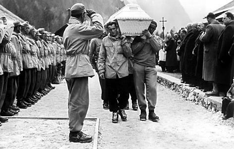 Angehörige der Bergrettung tragen nach einer Trauerfeier im österreichischen Obertraun die Särge der bis dahin geborgenen neun Toten des Unglücks im Dachsteinmassiv zu einem Einsatzwagen (Archivfoto vom 27.04.1954). Zehn Heilbronner Schüler und drei Erwachsene verirrten sich am Karfreitag 1954 während eines Schneesturms im Dachsteinmassiv und erfroren. Bis heute gehört die Tragödie zu den schwersten Bergunglücken in den Alpen. dpa/lsw (zu lsw Korr vom 06.04.2004, nur s/w)