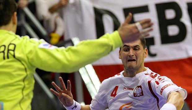 Der Slowake Milo? Putera (l) im Einsatz bei der EM im Spiel gegen Polen. Foto: Koca Sulejmanovic Der Slowake Milo? Putera (l) im Einsatz bei der EM im Spiel gegen Polen. Foto: Koca Sulejmanovic