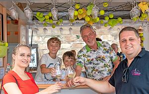 Beim Tennisvereinsstand gibt es einen Chardonney. Weinprinzessin Birthe Meseke und Veranstalter Florian Diefenbach stoßen auf das Original Weinfest an. Beim Tennisvereinsstand gibt es einen Chardonney. Weinprinzessin Birthe Meseke und Veranstalter Florian Diefenbach stoßen auf das Original Weinfest an.