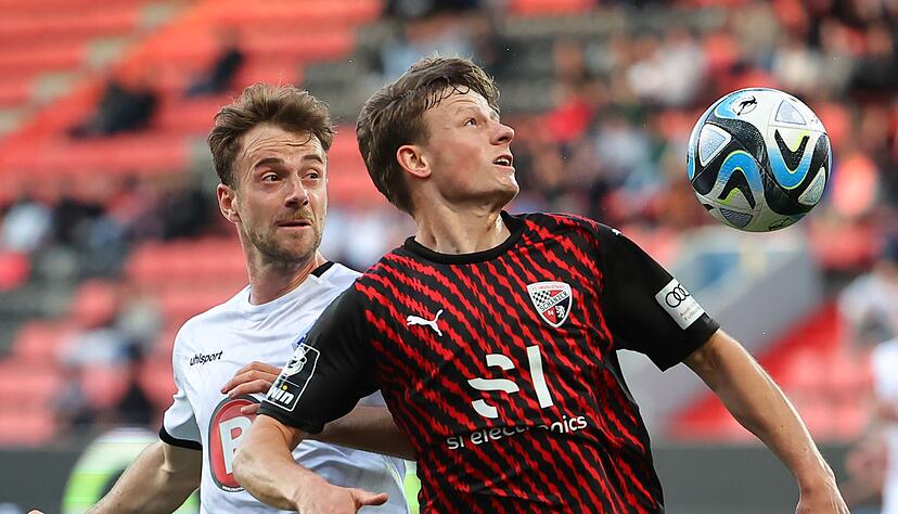 Lukas Kl&uuml;nter (l.) verursachte in K&ouml;ln den entscheidenden Foulelfmeter.