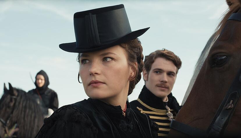 Szene aus der zweiten Staffel der Dramaserie «Die Kaiserin» mit Devrim Lingnau als Sisi und Philip Froissant als Kaiser Franz Joseph I. (Bild: Netflix) Szene aus der zweiten Staffel der Dramaserie «Die Kaiserin» mit Devrim Lingnau als Sisi und Philip Froissant als Kaiser Franz Joseph I. (Bild: Netflix)