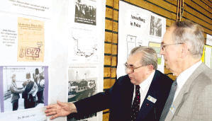 Der Bundesehrenvorsitzende Edwin Kelm (links) und Kreisvorsitzender Hugo Adolf betrachten die Ausstellung &uuml;ber die Bessarabiendeutschen.Foto: Anne V&auml;is&auml;nen.