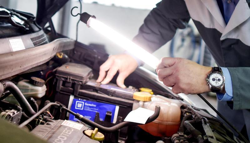Fachkundiger Blick: Verliert das Auto Öl oder blinken Kontrollleuchten, ist vor der HU ein Besuch in der Werkstatt sinnvoll. Fachkundiger Blick: Verliert das Auto Öl oder blinken Kontrollleuchten, ist vor der HU ein Besuch in der Werkstatt sinnvoll.