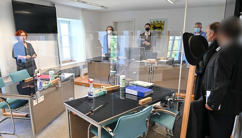 Der beklagte Obstbauer (r) und sein Anwalt betreten den Gerichtssaal des Arbeitsgerichts Ravensburg. Der beklagte Obstbauer (r) und sein Anwalt betreten den Gerichtssaal des Arbeitsgerichts Ravensburg.