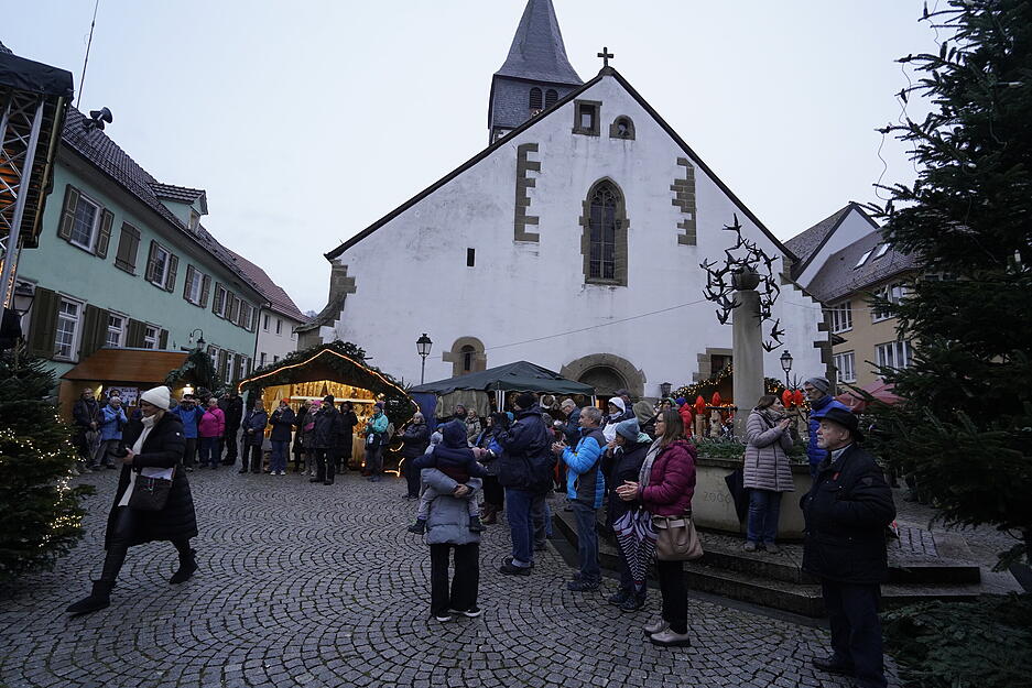 35 Stände voller Kulinarik und Kunsthandwerk regionaler Produzenten stehen rund um Laurentiuskirche und Brunnen in Niedernhall. 35 Stände voller Kulinarik und Kunsthandwerk regionaler Produzenten stehen rund um Laurentiuskirche und Brunnen in Niedernhall.