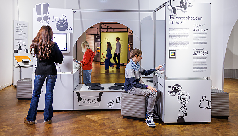Besucher der Ausstellung k&ouml;nnen in f&uuml;nf Bereichen aktiv werden und mit KI experimentieren.
