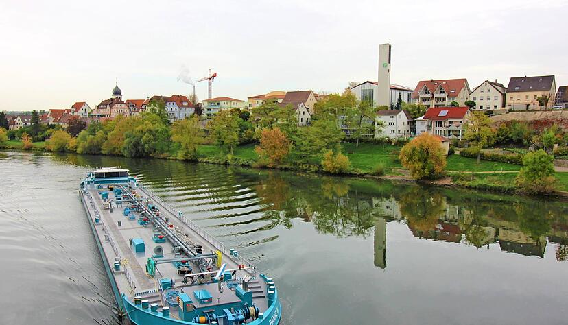 Von der Bahnbrücke aus bietet sich ein wunderschöner Blick auf Jagstfeld und en Neckar. Von der Bahnbrücke aus bietet sich ein wunderschöner Blick auf Jagstfeld und en Neckar.
