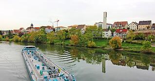 Von der Bahnbrücke aus bietet sich ein wunderschöner Blick auf Jagstfeld und en Neckar.