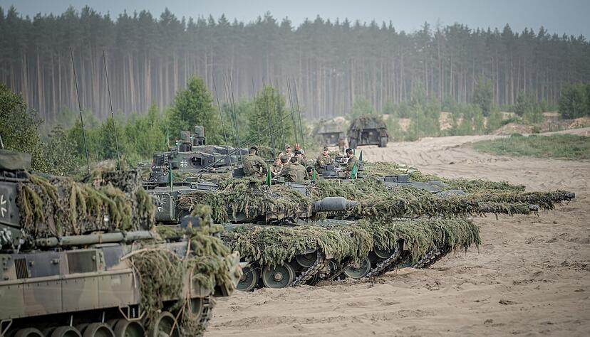 Leopard-2-Panzer der Bundeswehr bei einer Übung - die deutschen Streitkräfte sollen in den kommenden Jahren besser bewaffnet werden. (Archivbild) Leopard-2-Panzer der Bundeswehr bei einer Übung - die deutschen Streitkräfte sollen in den kommenden Jahren besser bewaffnet werden. (Archivbild)