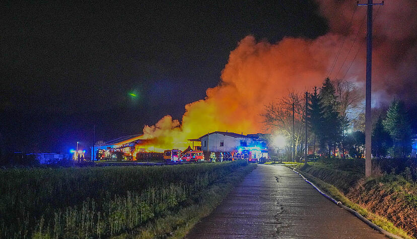 Eine Scheune steht am Mittwochabend in Neckarbischofsheim in Vollbrand.
