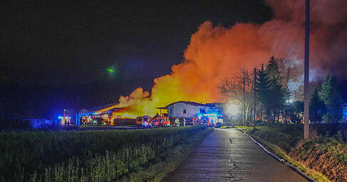 Eine Scheune steht am Mittwochabend in Neckarbischofsheim in Vollbrand. Eine Scheune steht am Mittwochabend in Neckarbischofsheim in Vollbrand.