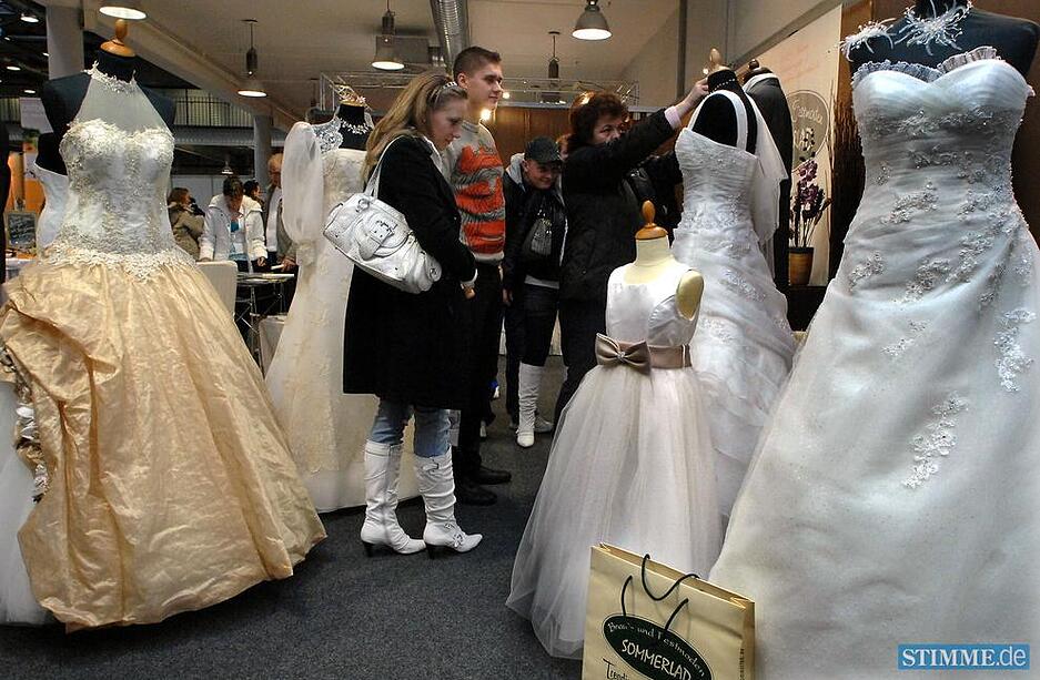2008: Am Tag der Hochzeit soll es an nichts fehlen. Die aktuelle Hochzeitsmode ist zentrales Thema auf der Messe im Redblue.