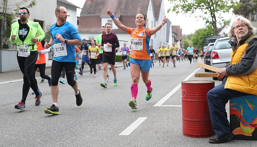 In Shorts und Kurzarm-Shirt oder mit langen Hosen und Jacke: Die meisten Läufer schafften es ins Ziel. Stimmungsmacher an der Strecke halfen dabei.
Fotos: Andreas Veigel