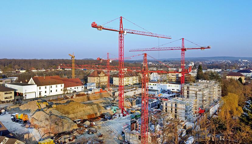 Zwischen Salinenstraße und Fahrberg im Bad Friedrichshaller Stadtteil Jagstfeld baut die Firma Weisenburger zwölf Mehrfamilienhäuser. Dort wo früher Gebäude des Kindersolbads standen, sind 202 Wohneinheiten geplant.
Fotos: Ralf Seidel Zwischen Salinenstraße und Fahrberg im Bad Friedrichshaller Stadtteil Jagstfeld baut die Firma Weisenburger zwölf Mehrfamilienhäuser. Dort wo früher Gebäude des Kindersolbads standen, sind 202 Wohneinheiten geplant.
Fotos: Ralf Seidel