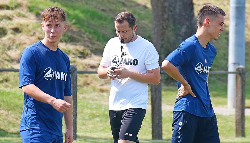 Debüt gegen einen Champions-League-Vertreter: Hollenbachs neuer Trainer Reinhard Schenker (Mitte).
Foto: Herbert Schmerbeck