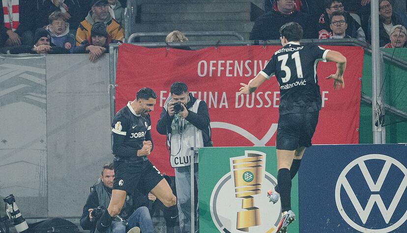 Freiburger Torsch&uuml;tzen jubeln.